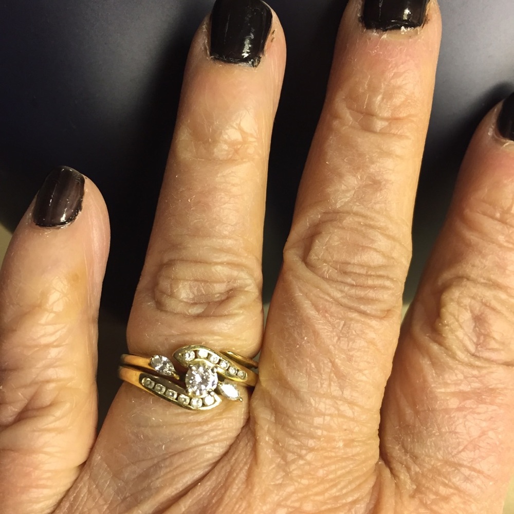 14K YELLOW GOLD DIAMOND WEDDING RING. SZ 7.